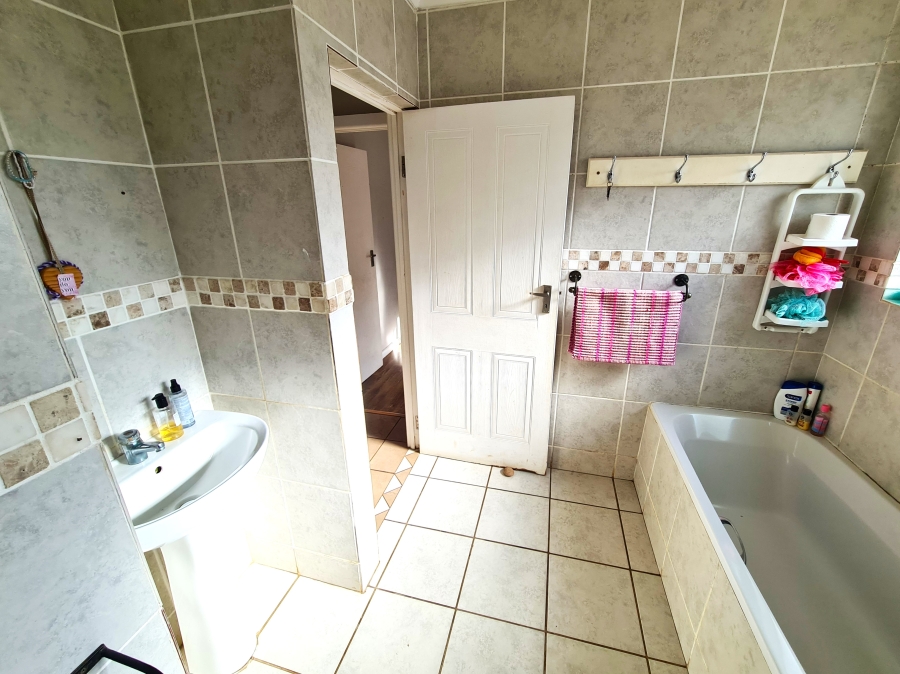 4 Bedroom Property for Sale in Noorsekloof Eastern Cape